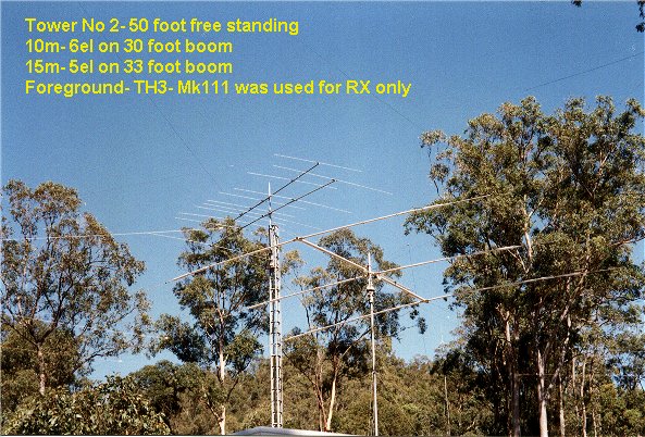 Vista de algunas de las torres con sus antenas del shack de radioaficionados en alquiler VK4HF en Australia