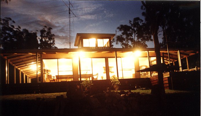 Vista nocturna del espectacular shack de radioaficionados en alquiler de Shack VK4HF en Australia