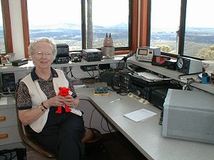 ve7yl in shack.jpg (21643 bytes)
